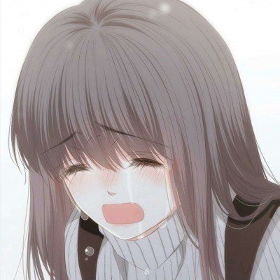 女子穿着带有巨大吊牌旗袍街头拍照
